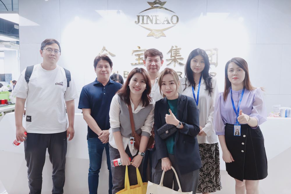 Jinbao Plastics da la bienvenida a los clientes de fabricación de Tailandia para sus soluciones de tableros de espuma de PVC